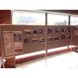 展示パネルと写真