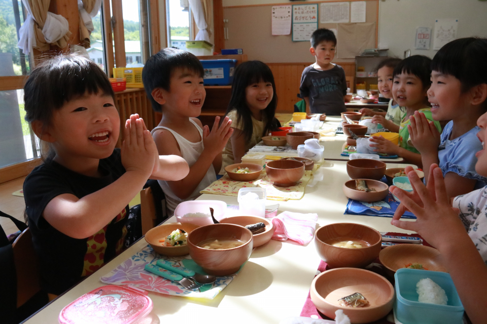 「いただきます！」こどもセンターどんぐりの園児たち