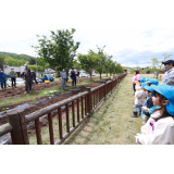 最後に菜園づくりのお礼を伝える園児たち