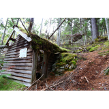 春日の風穴・かつては種子を保管した小屋